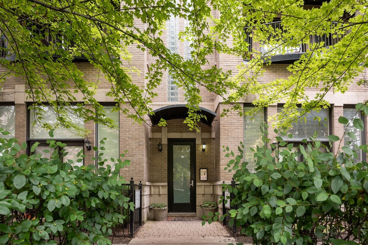 Foto principal - 3350 N Southport Ave