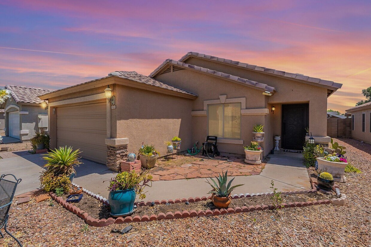 Foto principal - Modern Peoria Retreat: 3 Beds, Solar Panel...