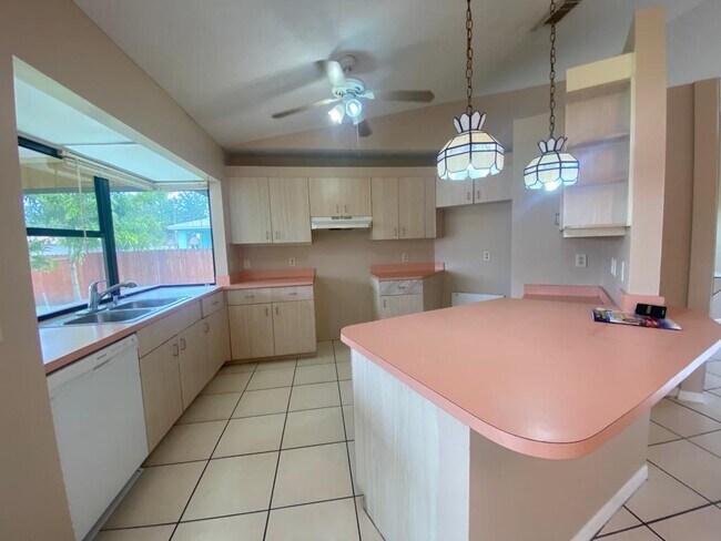 Foto del edificio - 2225 SE Melaleuca Blvd