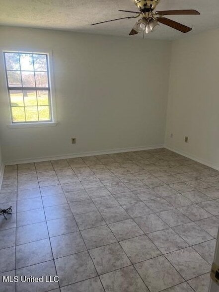 Building Photo - 1000 Lucas Ln