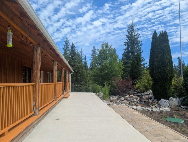 Foto del edificio - Spacious 4BR Home Near Sacheen & Davis Lake
