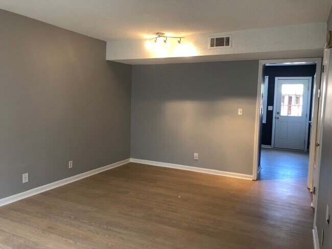 Dining area - 1300 Larchmont Plz