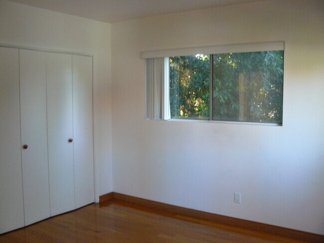 DORMITORIO - 15529 Moorpark St