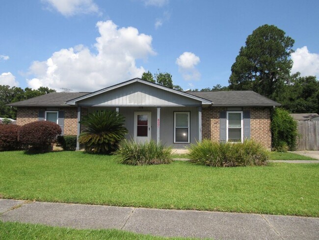 Building Photo - Convenient to shopping & hospitals!