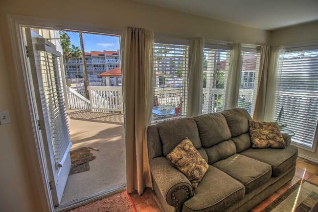 Foto del edificio - 200 Padre Blvd