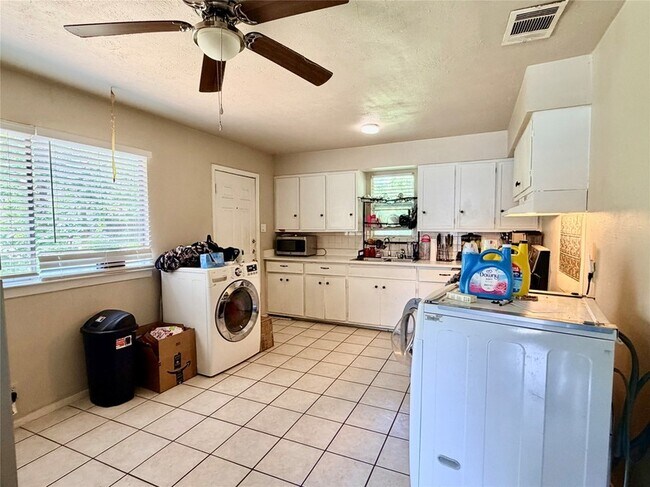Foto del edificio - 1412 Oakwood Dr