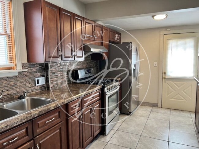Building Photo - Beautiful 3 bedroom West Toledo Home