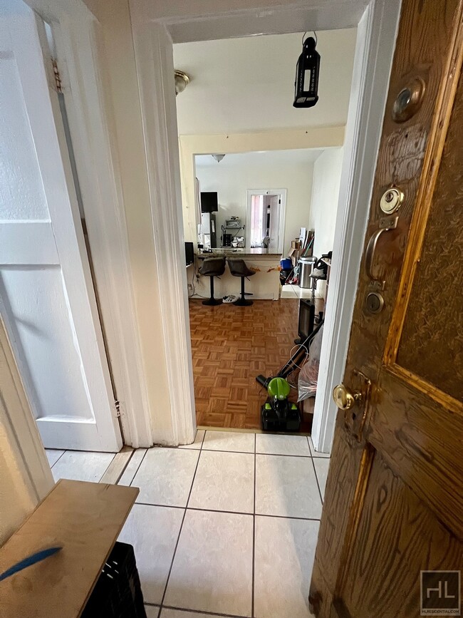 Building Photo - 30 AVENUE - 1BR - ASTORIA, QUEENS