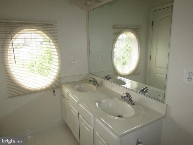 Foto del edificio - 12946 Clarksburg Square Rd