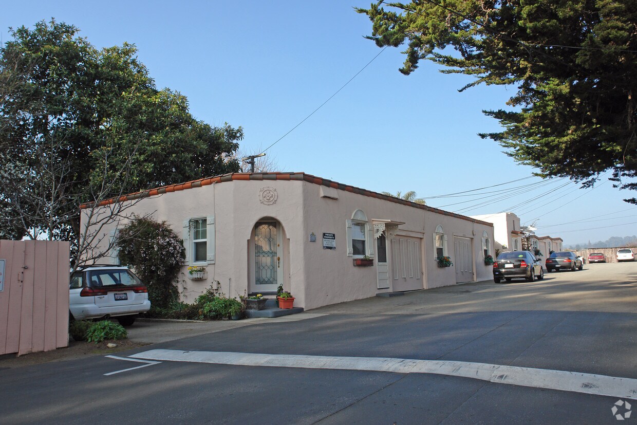 Primary Photo - 114 Viaduct Ct
