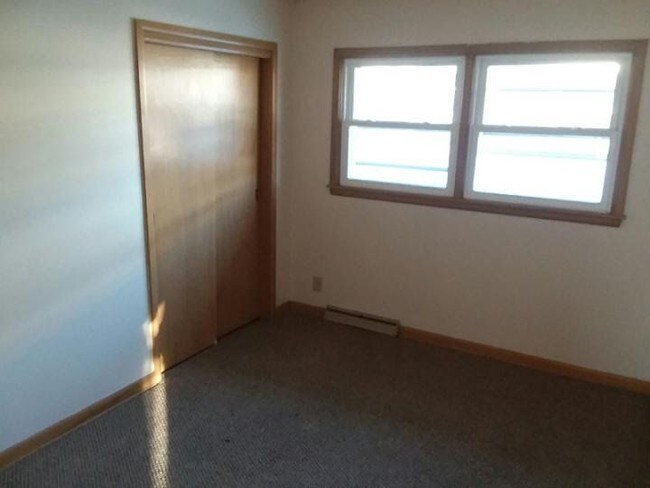 Building Photo - 3352 S. 84th Street - 3 Bedroom Upper