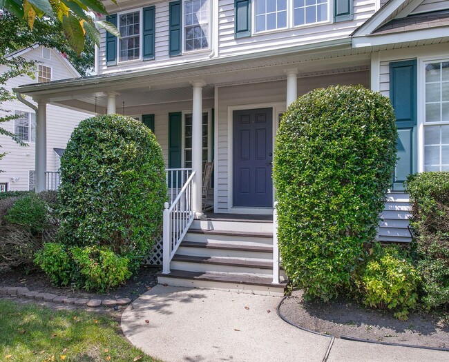 Foto del edificio - FABULOUS 5 BEDROOM RENOVATED HOME IN HAMPTON PARK