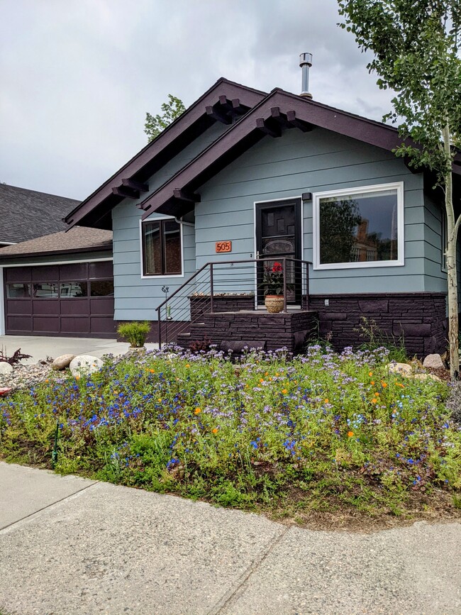 Building Photo - 505 S Hauser Ave