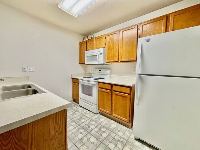 Building Photo - Charming Main floor 2 bed, 2 bath Condo
