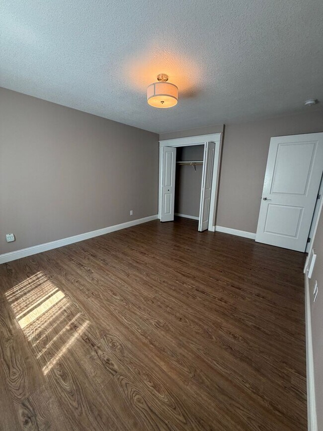 Building Photo - 3521 Harrison Dr