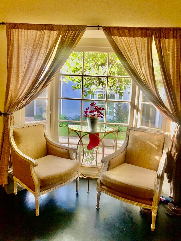 Bay window - 10461 Ashton Ave