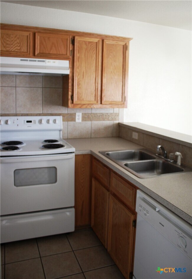 Building Photo - 1402 Chips Dr