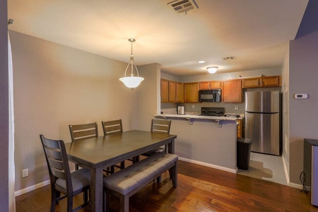 Building Photo - 2 Bedroom Condo In Gated Lakes Community