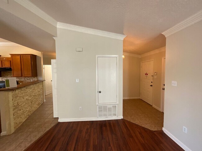 Building Photo - 3 Bedroom Single Story Home Available Near...