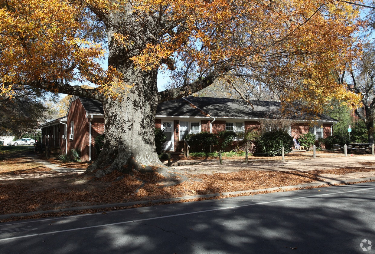 Primary Photo - 416 W Cameron Ave
