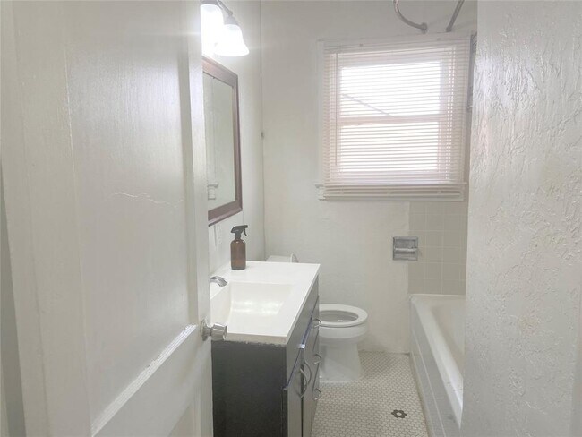 Building Photo - 2501 Truxillo St