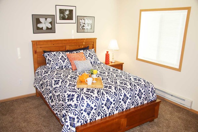 Spacious Bedroom - Bakken Heights