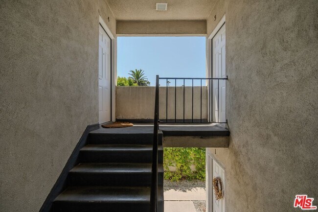 Building Photo - 2210 S Sycamore Ave