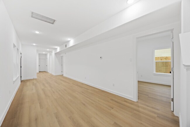 Foto del edificio - 8122 De Priest St