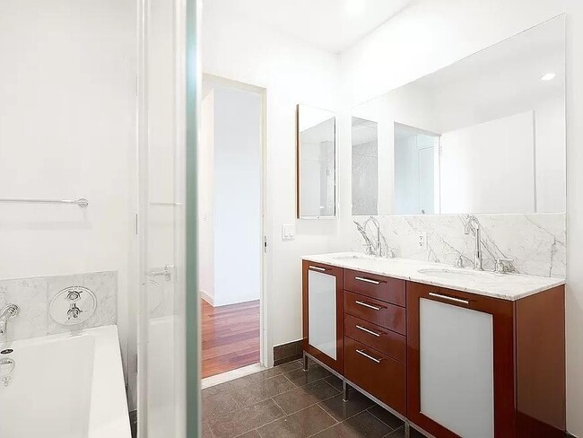 Building Photo - 100 Jay St