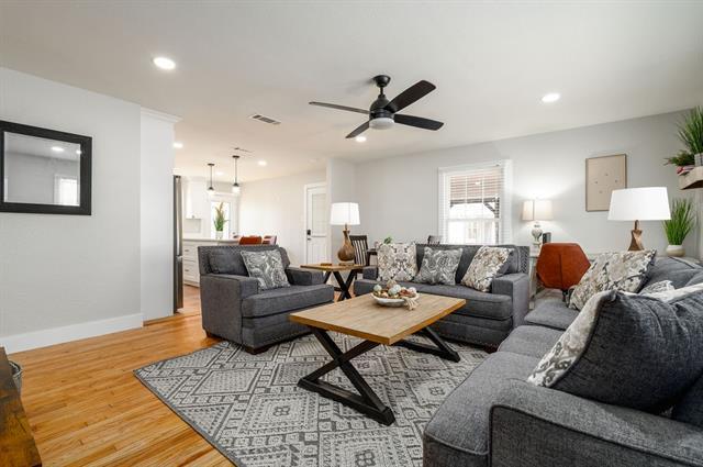 Building Photo - 325 League St S