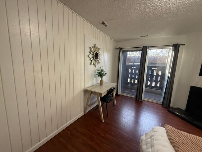 Foto del edificio - Large Private Girl  Room Downtown ASAP - Balcony, Storage and more