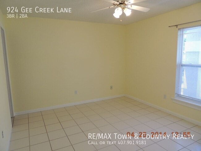 Building Photo - 924 Gee Creek Ln
