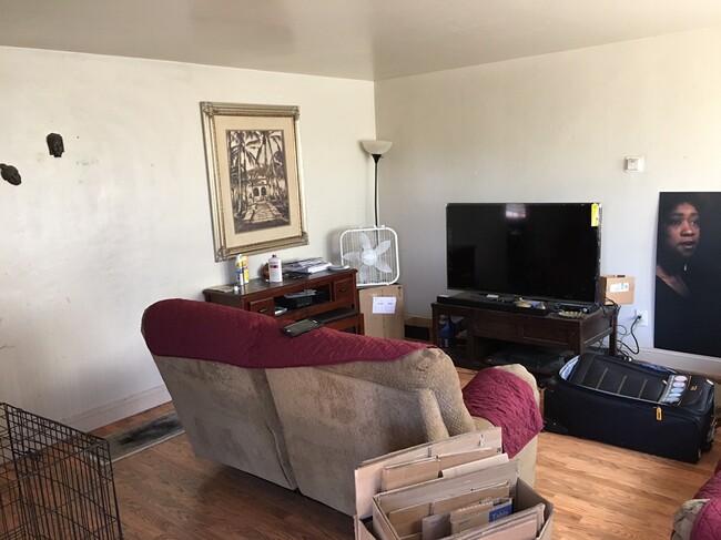 older photo of living room - 1511 Derby St