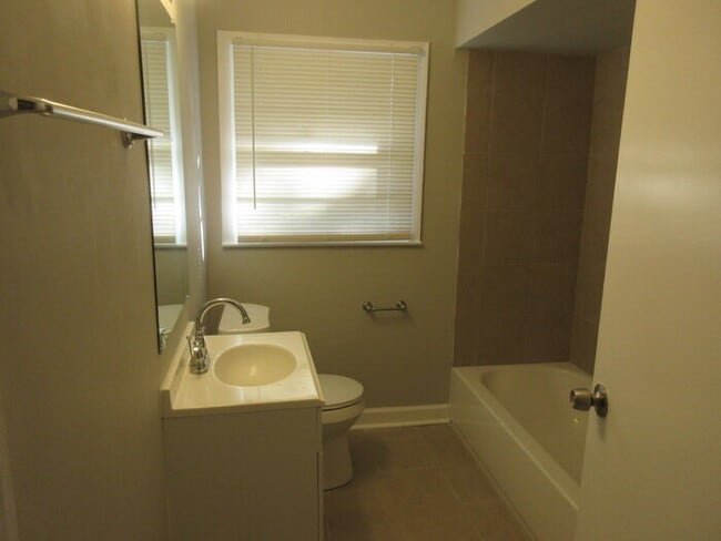Building Photo - 1427 Rosewood Dr