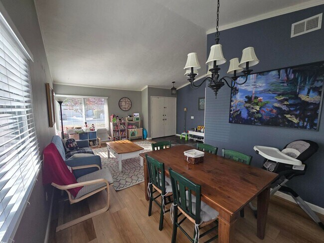 Foto del edificio - Spacious and Charming 3-bed, 2-bath Proper...