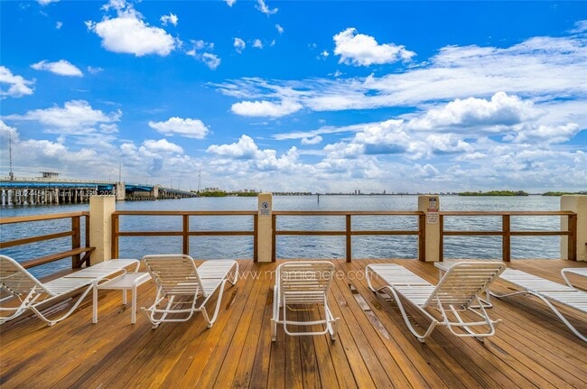 Foto del edificio - 7845 NE Bayshore Ct