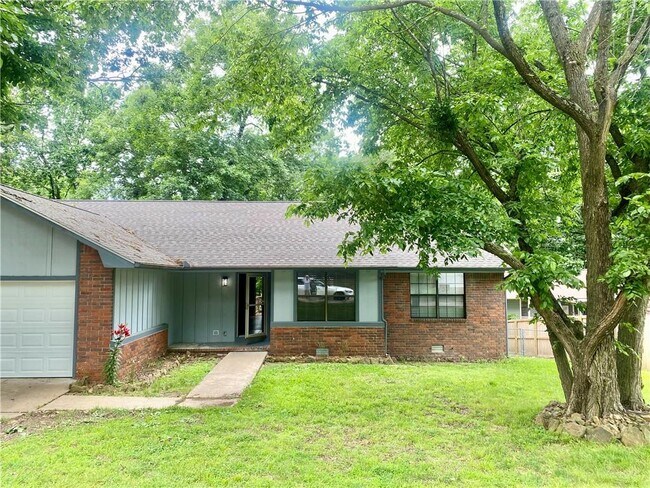 Building Photo - 2441 N Hampton Ct