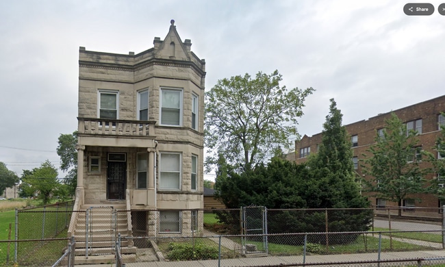 Building Photo - 1253 S Avers Ave