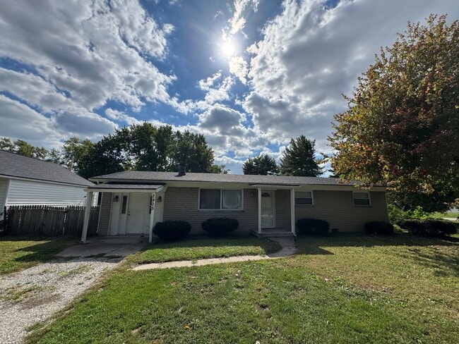 Building Photo - Southeast Indy - 3 BR home