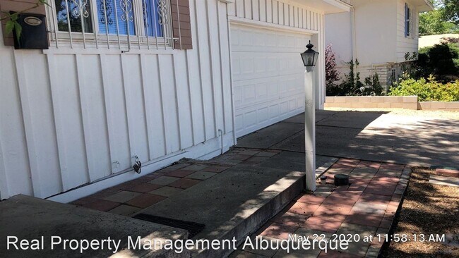 Building Photo - 3 br, 2 bath House - 7200 Bellrose Ave NE