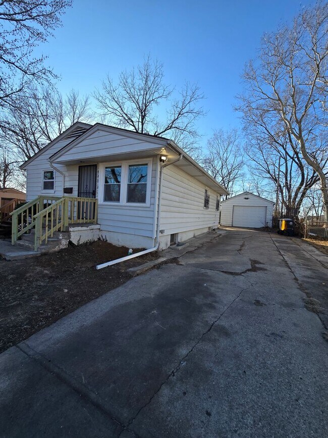 Foto del edificio - 3 bedroom with bonus extra room in basement fully rehabed