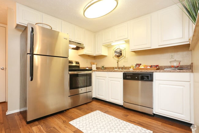 1BR, 1BA - 850 SF - Kitchen - Avery