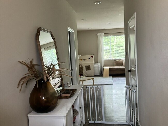 Building Photo - 4 Bedroom Single Family Home in Olympia