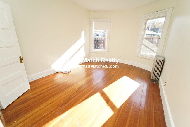 Building Photo - 1595 Beacon St