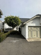 Building Photo - 522 Via De La Valle