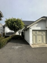 Building Photo - 522 Via De La Valle