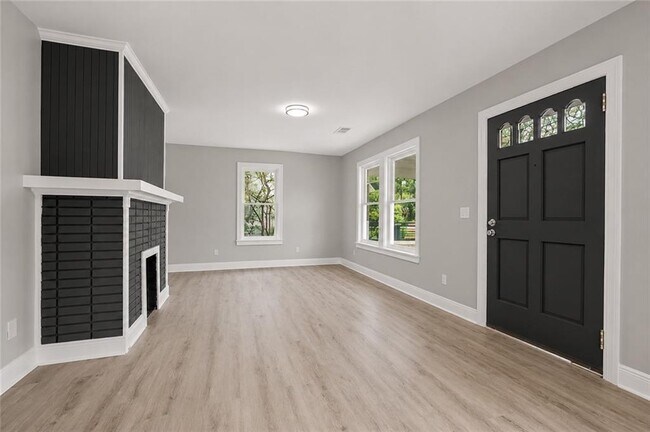 Building Photo - 1658 Temple Ave