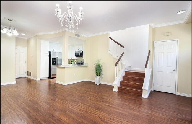 Foto del edificio - Beautiful 2 Story, 2 Bedroom plus Large Lo...