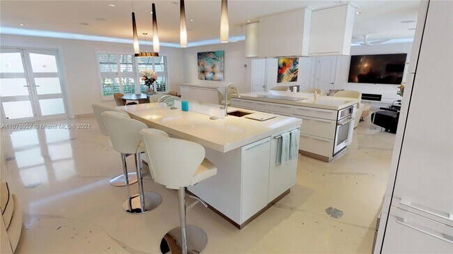 Building Photo - 5561 Bayview Dr