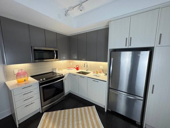 Building Photo - Premium Deluxe - Church St & Carlton St